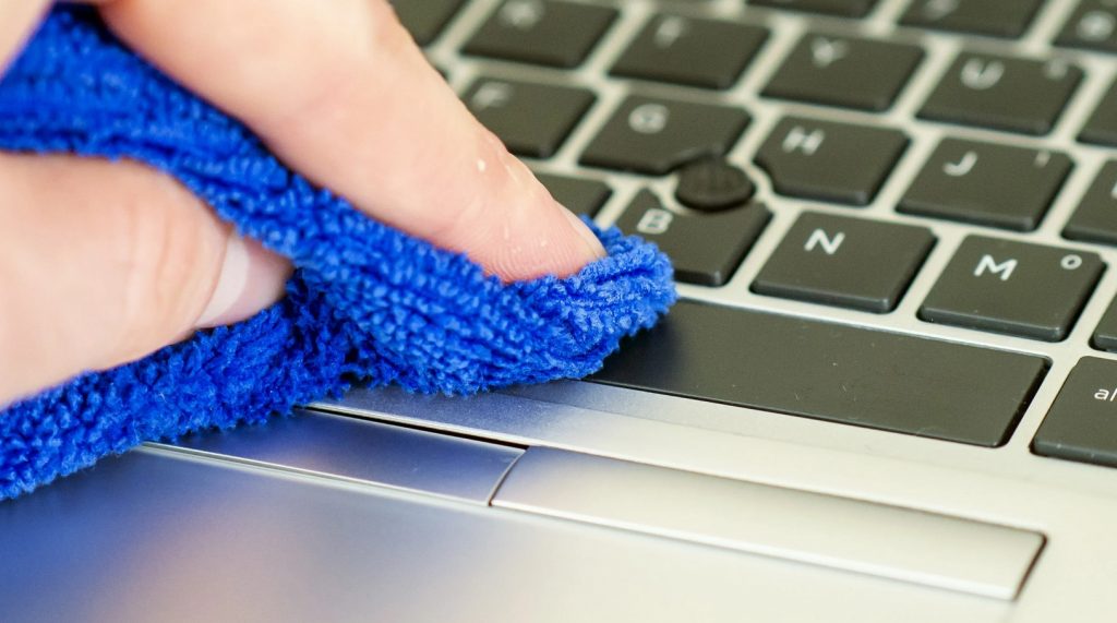 Esta es la forma más segura para limpiar la pantalla de tu portátil