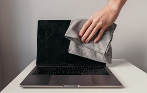 Tips para limpiar la pantalla de un portátil